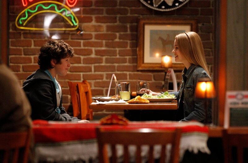 Luke Dunphy und Simone. – Bild: ViacomCBS /​ Hopper Stone