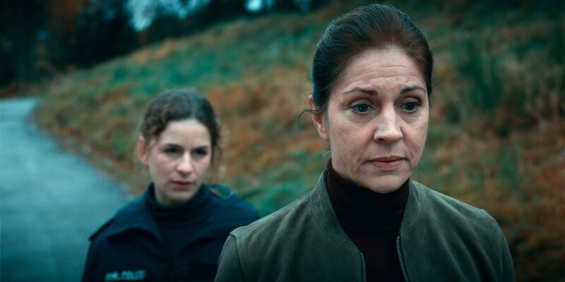 Als Schwiegertochter wäre Tanja (Lou Strenger, l.) Moni (Ulrike C. Tscharre, r.) willkommen. Aber aushorchen lässt sie sich von der jungen Polizistin nicht. – Bild: SWR Presse/​Bildkommunikation