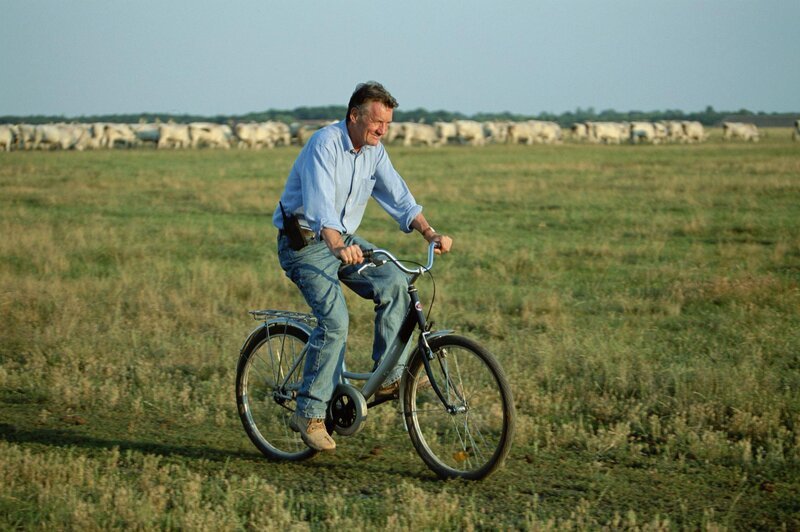 Der einzigartige Weltenbummler Michael Palin mit dem Fahrrad in der Puszta (Ungarn). – Bild: RTL Living