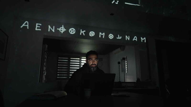 Nächtelang berechnet Fayçal Ziraoui mögliche Lösungen für den Geheimtext. – Bild: ZDF und IMAGISSIME