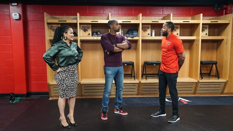 Mike Jackson, Egypt Sherrod, and Coach Alfred Jordan tour the players’ lounge before renovation, as seen on Married to Real Estate, Season 3. – Bild: Warner Bros. Discovery, Inc. or its subsidiaries and affiliates. All rights reserved.