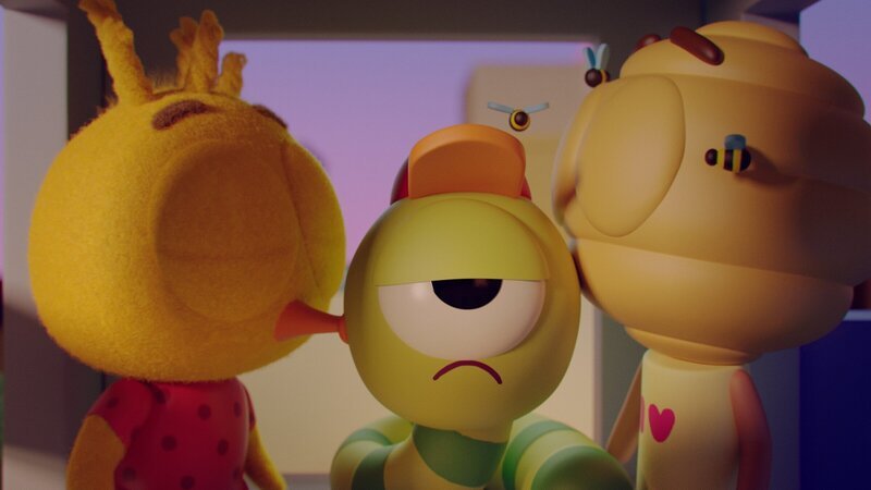 Auch das noch: Glitsch (M.) muss sich den Kussattacken der verliebten Karla (l.) und Flora (r.) aussetzen. Darauf hat der Liebes-Muffel so gar keine Lust. – Bild: ZDF und DR, Sparre Production, GODO Films