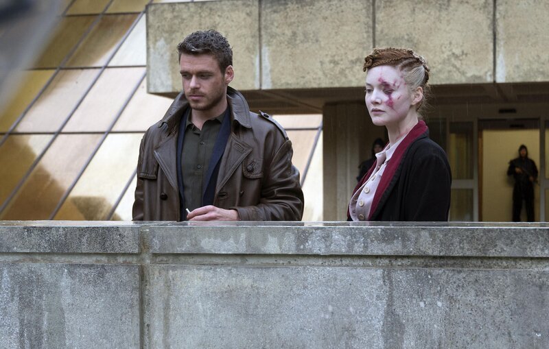 Agent Ross (Richard Madden, l.); Honor (Holliday Grainger, r.) – Bild: Sony Pictures Television Inc.