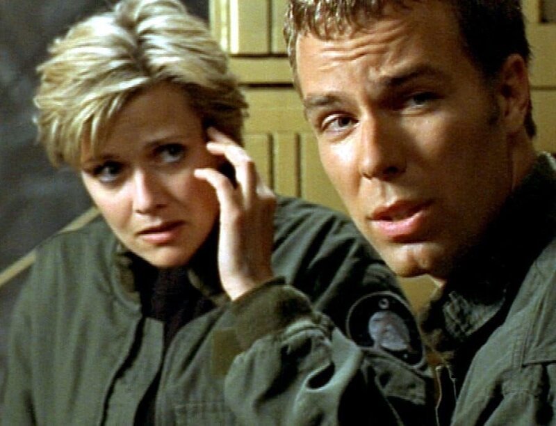 Samantha Carter (Amanda Tapping) erfährt von Martouf (J. R. Bourne), dass ihr Vater Jakob Carter auf dem Gefängnisplaneten Netu festgehalten wird … – Bild: RTL II