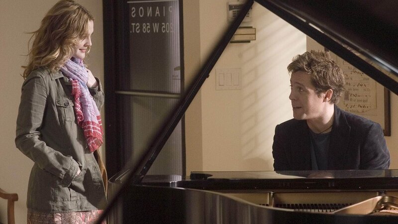 Sophie Fisher (Drew Barrymore) und Alex Fletcher (Hugh Grant)  Die Verwendung des sendungsbezogenen Materials ist nur mit dem Hinweis und Verlinkung auf RTL+ gestattet. – Bild: RTL /​ Warner Bros. Entertainment Inc.