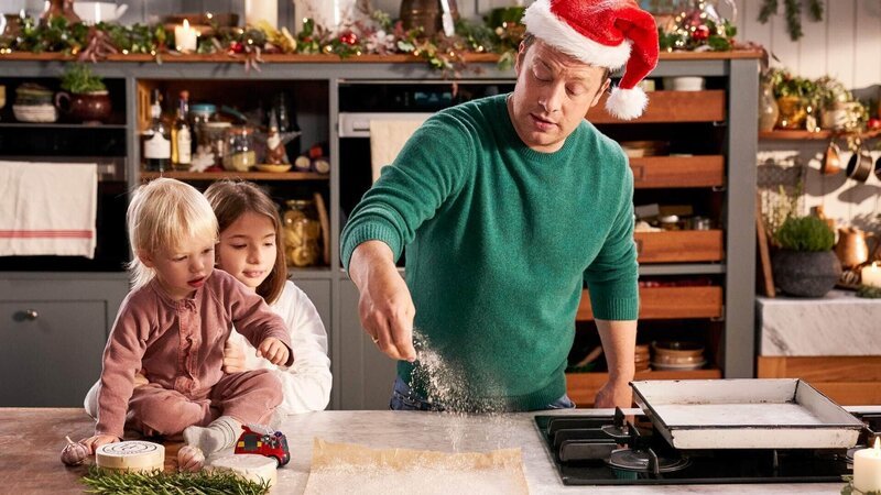 Jamie Oliver mit seinen Kindern Buddy Oliver (M.) und River Oliver (l.). – Bild: RTL