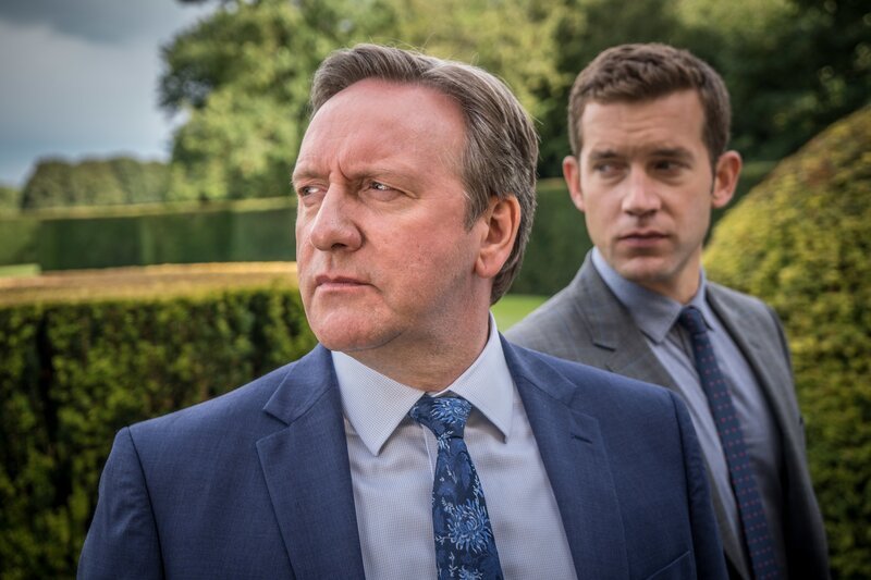 DCI John Barnaby (Neil Dudgeon, l.) und sein Assistent DS Jamie Winter (Nick Hendrix) suchen einen Mörder, der eine Braut noch auf der Hochzeitsfeier in ihrem Korsett zu Tode gequetscht hat. – Bild: ZDF und Mark Bourdillon.