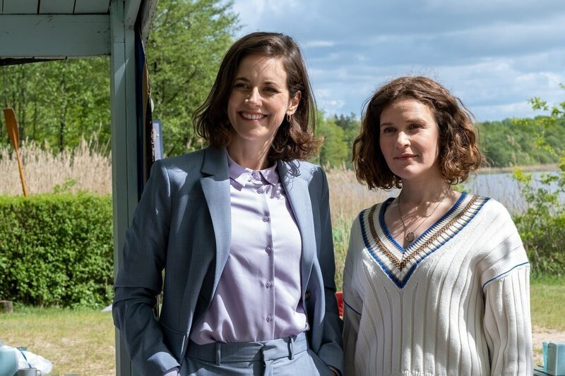 Jantje (Karla Nina Diedrich, r.) ist ganz und gar nicht von der Idee angetan, ihre ältere Schwester Merle (Anja Knauer, l.) um Hilfe zu bitten. – Bild: ZDF und Manju Sawhney