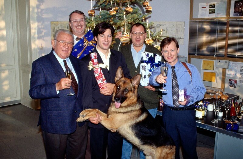Im Büro von Kommissar Moser (Tobias Moretti, M.) herrscht am 23. Dezember hektischer Betrieb. Christian Böck (Heinz Weixelbraun, r.), Peter Höllerer (Wolf Bachofner, 2.v.r.), Dr. Graf (Gerhard Zemann, 2.v.l.), Max Koch (Fritz Muliar, l.) und Rex freuen sich auf die Weihnachtsfeier … – Bild: SAT.1