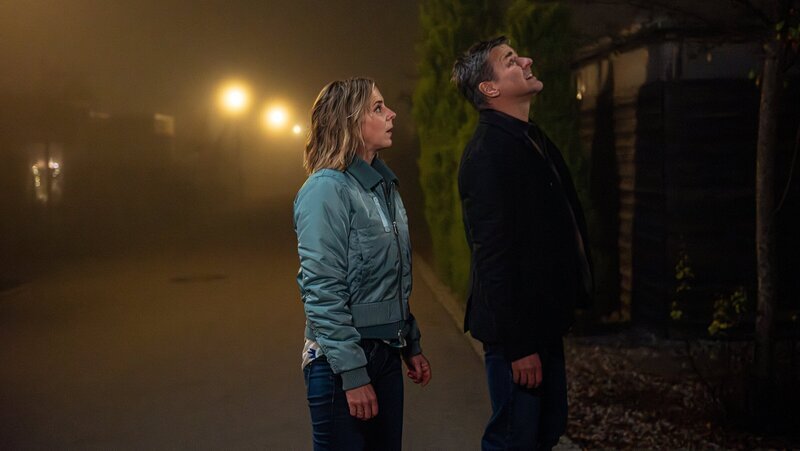 Angelika Flierl (Bernadette Heerwagen) und Harald Neuhauser (Marcus Mittermeier) beschatten den tatverdächtigen Taxifahrer Sararic. Wenn sie wissen wollen, was er gerade macht, müssen sie auf’s Dach. – Bild: ZDF und Susanne Bernhard