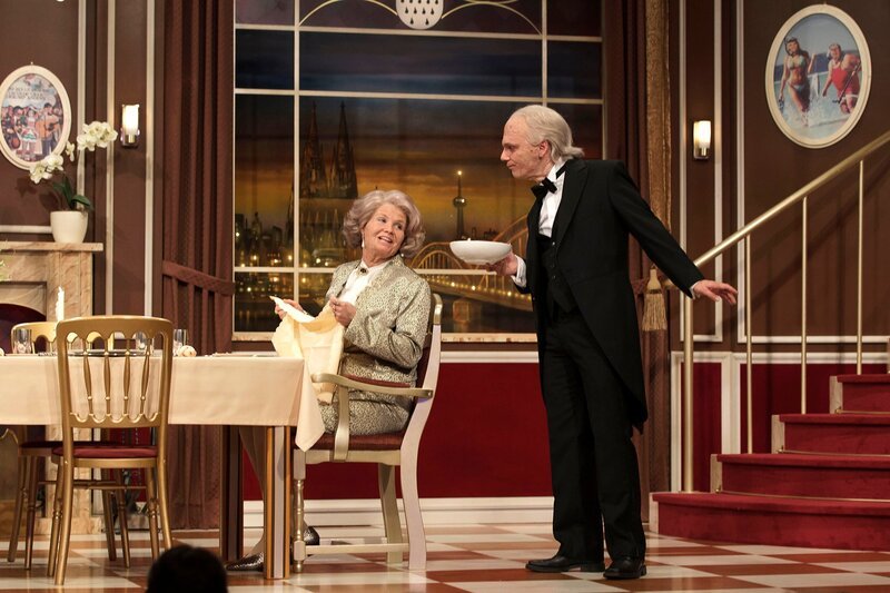 Annette Frier als Annette und Ralf Schmitz als Butler Ralph sind die Protagonisten in diesem ganz speziellen Dinner, das nicht nur rheinische Herzen höher schlagen lässt. – Bild: WDR/​Herby Sachs