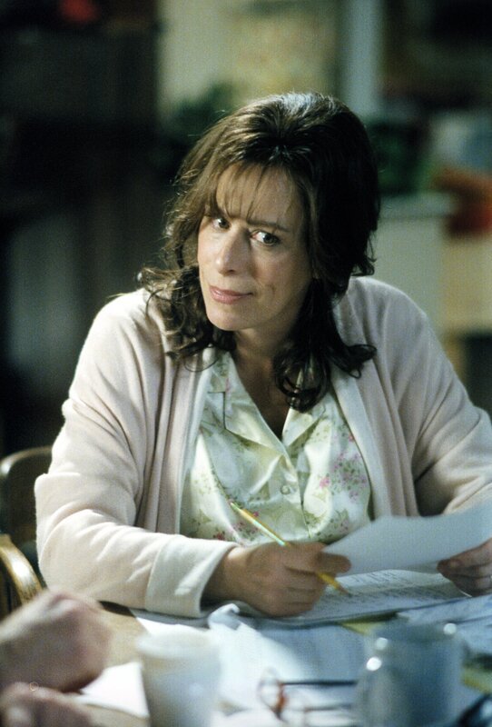 Lois (Jane Kaczmarek) grübelt über dem Testament, was endlich aufgesetzt werden soll, und dabei kommen so manche schöne und weniger schöne Erinnerungen in ihr hoch. – Bild: ViacomCBS