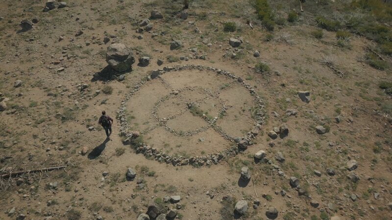 Zeigt die Steinformation in der Sierra Nevada das Zeichen des Zodiac-Killers? Fayçal Ziraoui ist davon überzeugt. – Bild: ZDF und IMAGISSIME