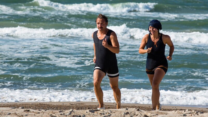 Grosserer Georg Madsen (Lars Ranthe, l.) und Therese Madsen (Anne Louise Hassing, r.) – Bild: WDR/​Mike Kollöffel