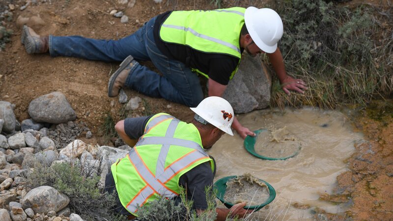 L-R: Jason Sanchez and Dave Turin pan for gold. – Bild: WWW.JOSEPHLARGE.COM /​ Discovery Channel /​ Discovery Communications, LLC