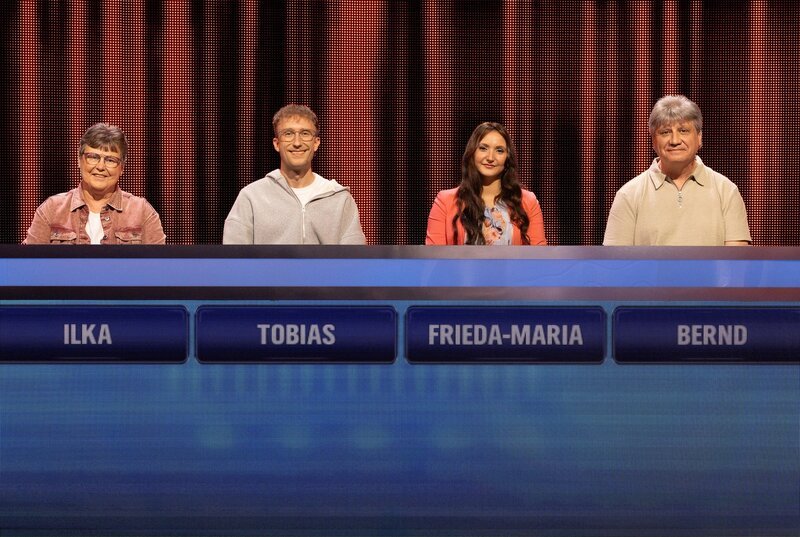 ARD GEFRAGT – GEJAGT FOLGE 887, „Alexander Bommes präsentiert beliebtes Quizformat“. Aufzeichnung zum ARD-Quiz „Gefragt-Gejagt“ Die Kandidaten (v.l.n.r. am Panel): Ilka Claussen, Tobias Brychcy, Frieda-Maria Kainz, Bernd Birner. – Bild: ARD/​Uwe Ernst