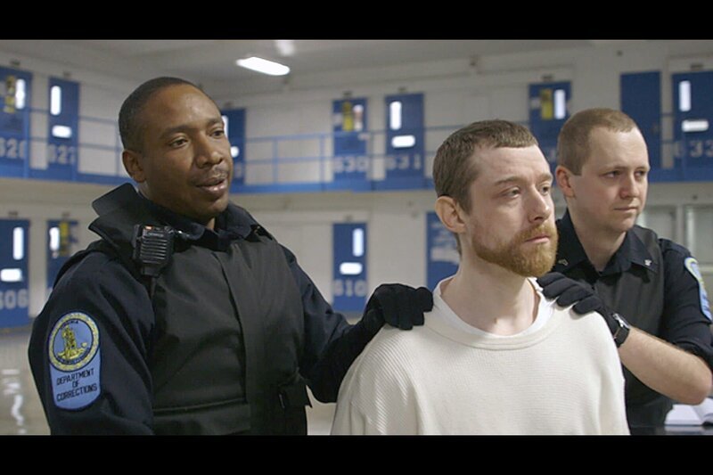 Randall wird zu seiner Zelle geführt. – Bild: WDR/​Nelson Hume