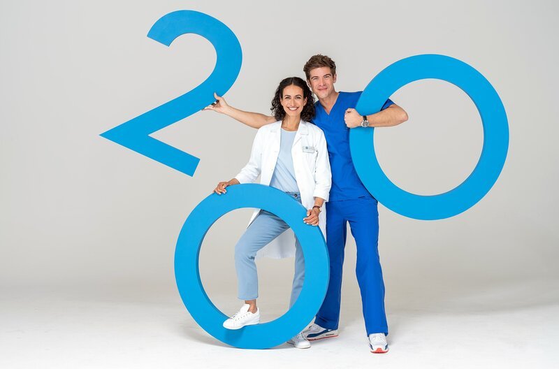 Leyla (Sanam Afrashteh, l.) und Ben (Philipp Danne, r.) freuen sich auf den großen Moment. – Bild: ARD/​Markus Nass