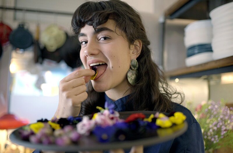 Lucie lädt ein, die Vielfalt essbarer Blüten zu entdecken. – Bild: Benjamin Wistorf