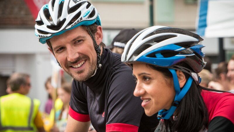 Beide am Start beim Radrennen und beide ehrgeizig: DS Charlie Nelson (Gwilym Lee, l.) und Dr. Kam Karimore (Manjinder Virk, r.), die neue Pathologin. – Bild: ZDF und All3Media