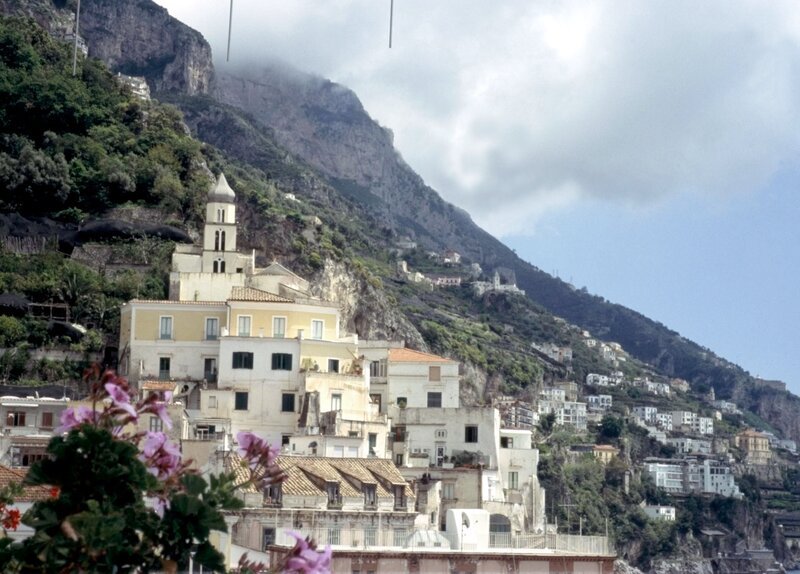 Amalfi: Siedlungen an der westlichen Steilküste. – Bild: BR/​SWR/​Elke Werry