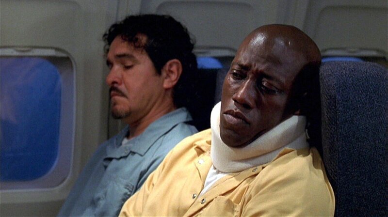 Der Ex-CIA-Agent Mark Roberts (Wesley Snipes, re.) wird verdächtigt, zwei Morde begangen zu haben. Nach seiner Verhaftung soll Roberts nach New York geflogen werden. Doch die Maschine stürzt ab.. – Bild: RTL II Der Ex-CIA-Agent Mark Roberts (Wesley Snipes, re.) wird verdächtigt, zwei Morde begangen zu haben. Nach seiner Verhaftung soll Roberts nach New York geflogen werden. Doch die Maschine stürzt ab.. – Bild: RTL II