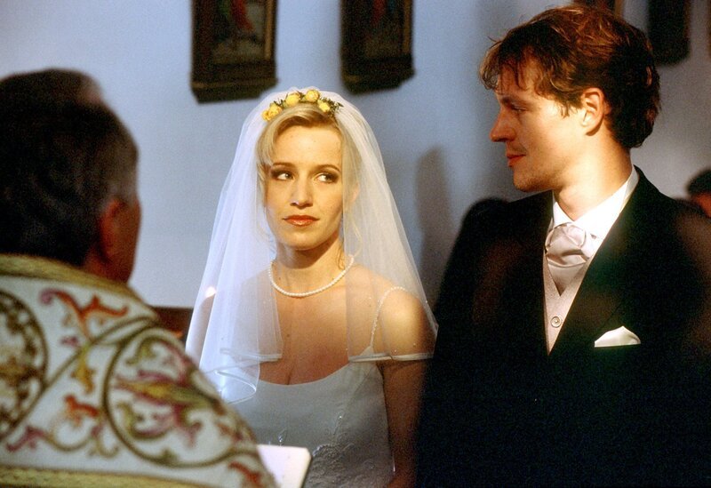 Trauung in der Klosterkapelle. Wird die unglückliche Braut Marie Pösnecker (Katrin Fehse) ihrem Bräutigam Martin Baumeister (Karsten Dahlem, r.) das Ja-Wort geben? – Bild: ORF 2