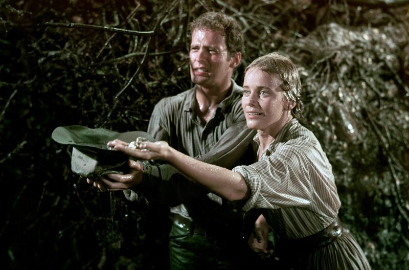 Glücksfund: Rune (Ben Piazza) und Elizabeth (Maria Schell) entdecken haufenweise Gold. – Bild: Warner Bros. Glücksfund: Rune (Ben Piazza) und Elizabeth (Maria Schell) entdecken haufenweise Gold. – Bild: Warner Bros.