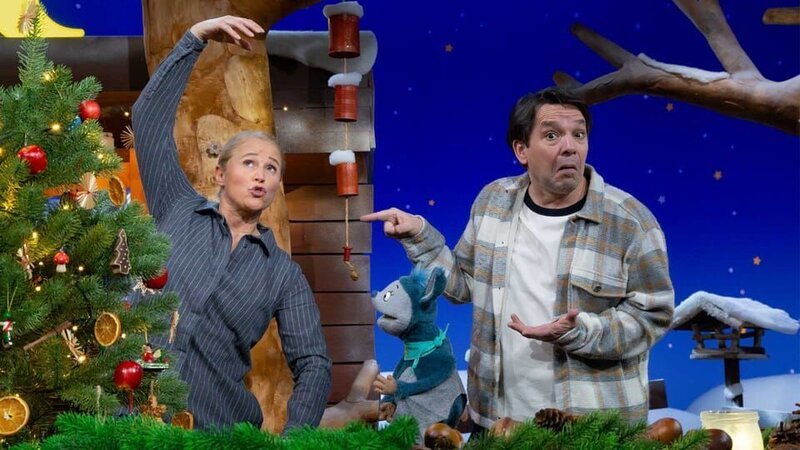 Fidi, Singa und Juri spielen Weihnachts-Pantomime. Jemand stellt etwas dar und die anderen müssen erraten, was es sein soll. – Bild: KiKA