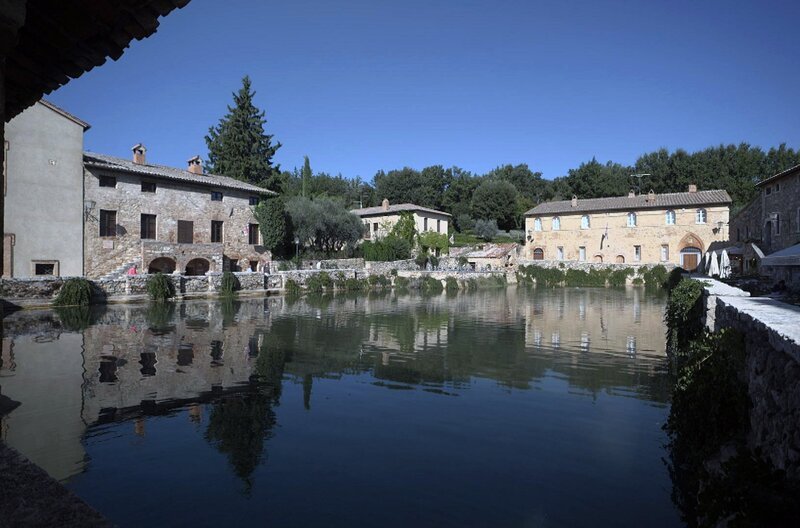Die Toskana birgt ein gut gehütetes Geheimnis: Der Monte Amiata, ein erloschener Vulkan, der Hunderte natürlichen Quellen in der Gegend mit Mineralsalzen und Spurenelementen anreichert. – Bild: Elephant Doc