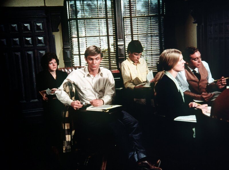 Im Literatur Seminar geniert sich John-Boy (Richard Thomas, 2.v.l.), wegen seiner Geschichten über das Leben in Waltons Mountain. – Bild: Sat.1 Gold