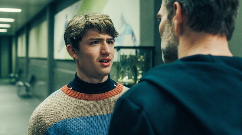 (v.li.): Nikki Auer (Imre Lichtenberger), Mark Auer (Jakob Seeböck) – Bild: ORF/​BR/​SRF/​Superfilm Filmproduktions GmbH