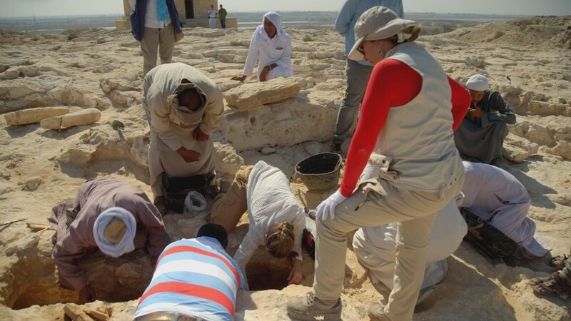 Das Ausgrabungsteam bürstet vorsichtig Sand von einem Grab in der Ausgrabungsstätte Taposiris Magna von Kathleen in Alexandria, Ägypten. Archäologen erforschen Leben und Tod in Ägyptens verlorener Megastadt Alexandria und entdecken den Zusammenstoß zweier Supermächte der antiken Welt. – Bild: Windfall Films
