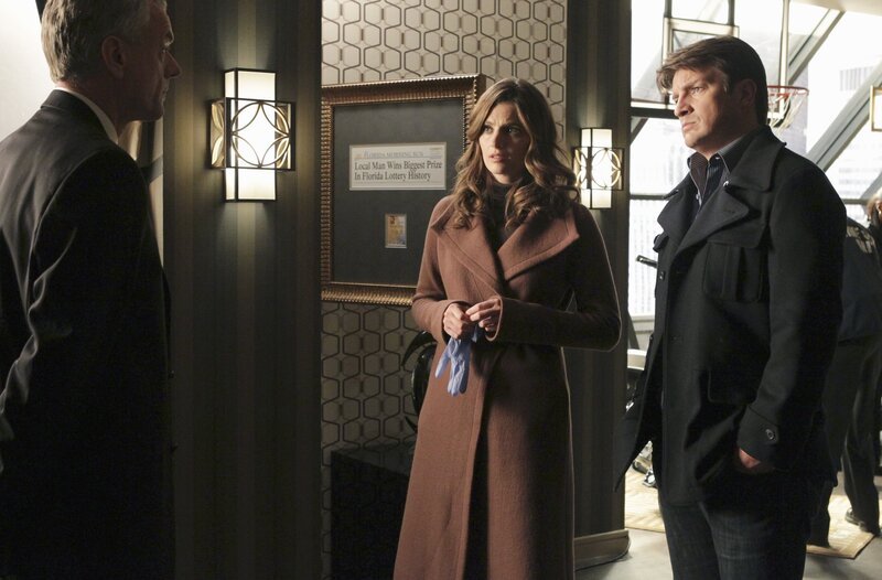 Hat Reginald Easley (Alastair Duncan, l.) etwas mit dem Mord an dem Multimillionär Jay Hixton zu tun? Richard Castle (Nathan Fillion, r.) und Kate Beckett (Stana Katic, M.) gehen der Sache auf den Grund. – Bild: ABC Studios
