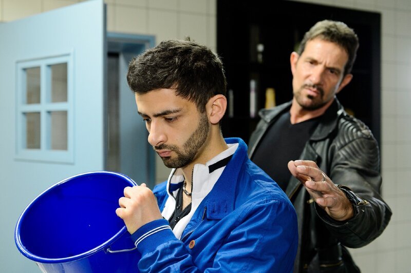 Can (Volkan Isbert, l.) ist es gelungen, alle Hasen zurück zu bekommen. Als er die darin enthaltenen Drogen im Abfluss hinunter gespült hat, glaubt er, jetzt sei alles vorbei. Doch dann tritt Wolle (Thomas Krautenburger) an ihn heran. – Bild: RTL