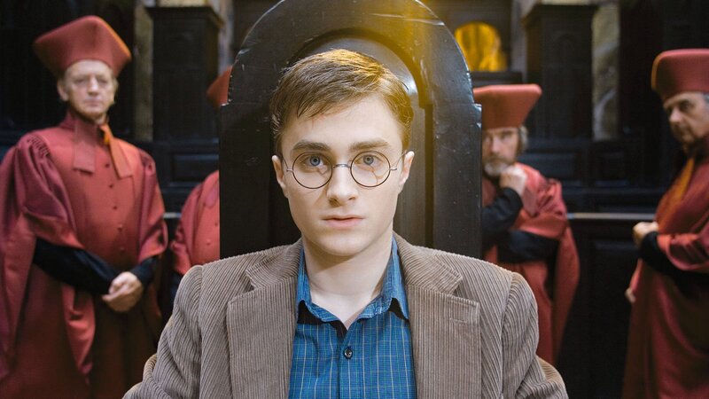 Harry Potter und der Halbblutprinz. Angeklagt und vom Ausschluss bedroht: Daniel Radcliffe als Harry Potter im Gerichtssaal. – Bild: SRF/​Warner Bros. International Television Distribution
