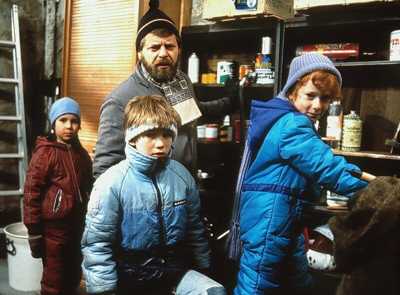 Hausmeister (Werner Zeussel) und die Kinder. – Bild: BR/​Infafilm