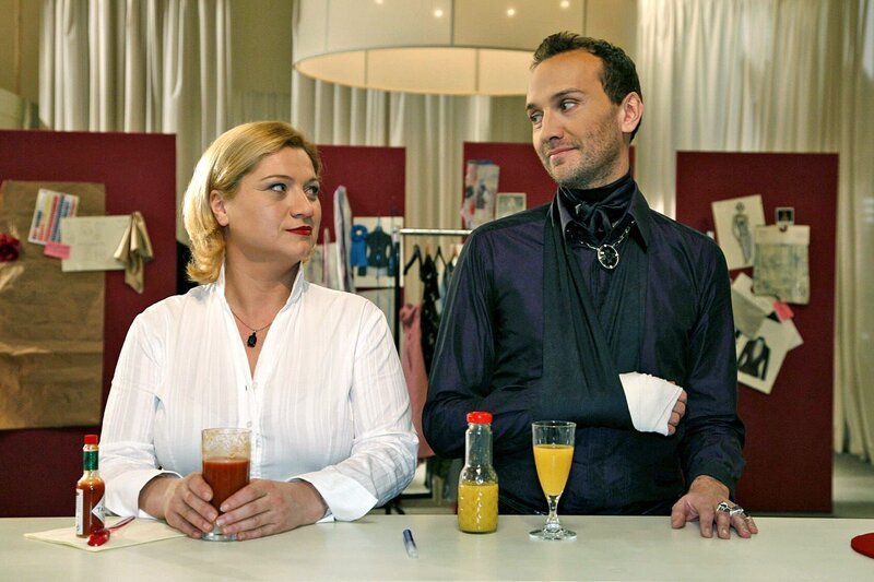 Der durch eine Armschiene gehandicapte Hugo (Hubertus Regout, r.) ist dankbar, als Lotte (Susanne Szell, l.) ihm ihre Hilfe zusichert. – Bild: SAT.1 /​ Monika Schürle