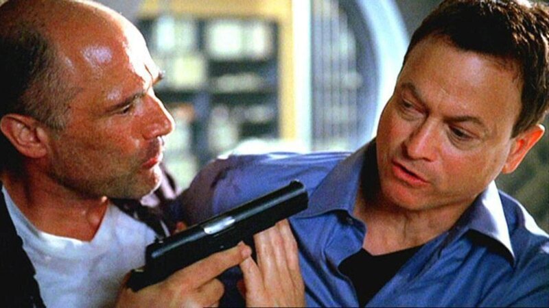 Joe bedroht Detective Mac Taylor mit einer Waffe. – Bild: MG RTL D /​ CBS