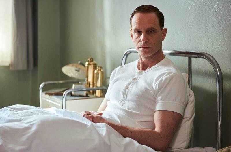 Leistenbruch: Ministerialdirigent Schuler-Osten (Julian Weigend) vom Auswärtigen Amt kommt als Patient in die Charité. – Bild: ARD/​Julie Vrabelova /​ ZDF und ARD/​Julie Vrabelova