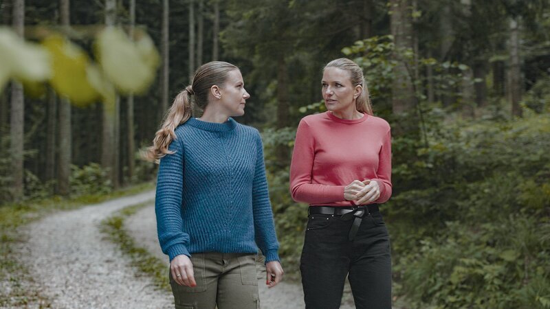 Sieben Stunden war Nathalie Schöffmann in der Gewalt ihres Entführers – dann ließ er sie gehen. Im Bild: Nathalie Schöffmann und Sarah Tacke. – Bild: Ralf Gemmecke /​ ZDF