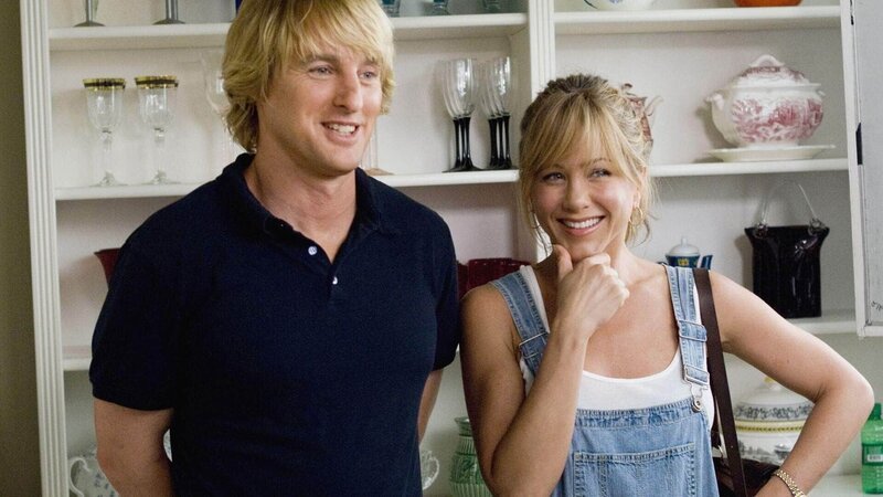 John (Owen Wilson) und Jenny (Jennifer Aniston) wollen noch keine Kinder und beschließen, sich einen Hund zuzulegen. – Bild: Foto: RTL