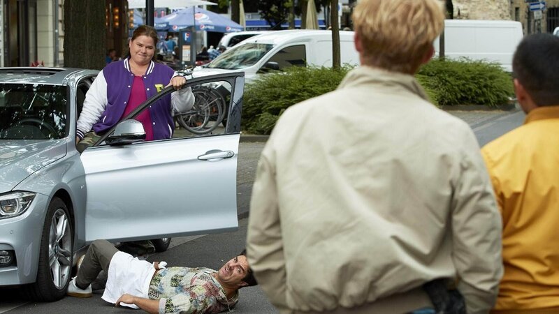Semir (Erdogan Atalay, r.) und Paul (Daniel Roesner, 2.v.r.) kommen nach einer mißglückten Verfolgungsjagd zurück zum Wagen und stellen fest, dass Franka (Nadine Wrietz) den flüchtigen Rizzo (Marios Gavrilis) bereits gestoppt hat. – Bild: MG RTL D /​ Guido Engels