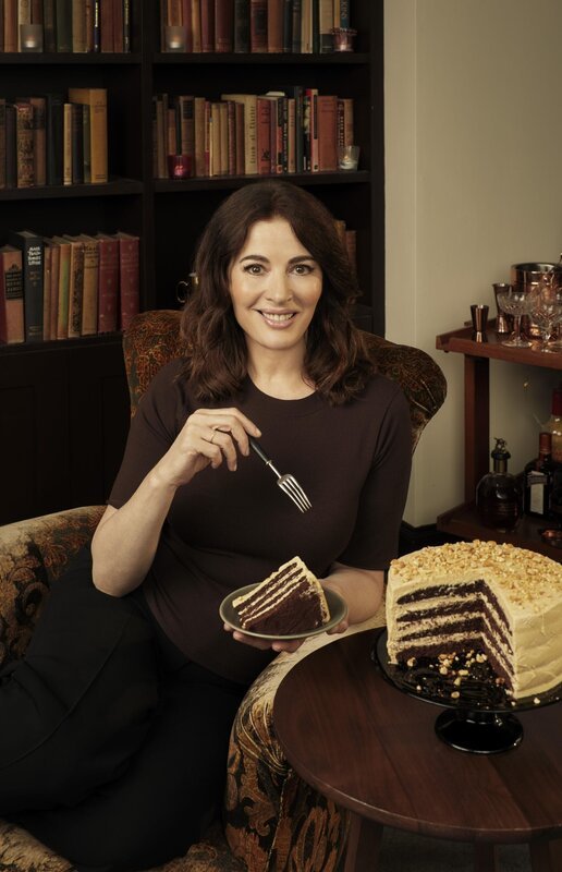 Nigella macht einen geschichteten Schokoladen- und Erdnussbutterkuchen. – Bild: BBC MMXX