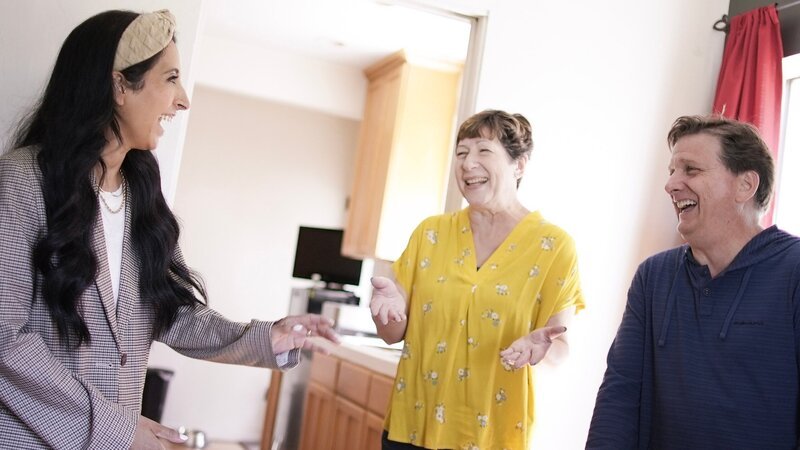 Designer Veronica Valencia (left) and homeowners Lisa Dyson and Scott Seiffert are excited to make their forever home a celebration of their family history, as seen on HGTV’s Revealed. – Bild: HGTV /​ Discover Images /​ Warner Bros. Discovery, Inc. or its subsidiaries and affiliates
