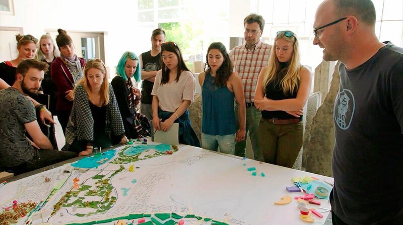 Animal Aided Design: Ein Professor für Ökologie und seine Studenten von der TU Freising wollen gemeinsam mit Landschaftsarchitekten innovative Ideen entwickeln. – Bild: BR