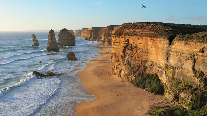 Die Twelve Apostles, weltberühmtes Wahrzeichen der Great Ocean Road. – Bild: NDR/​PARNASS FILM/​Sabine Pollmeie