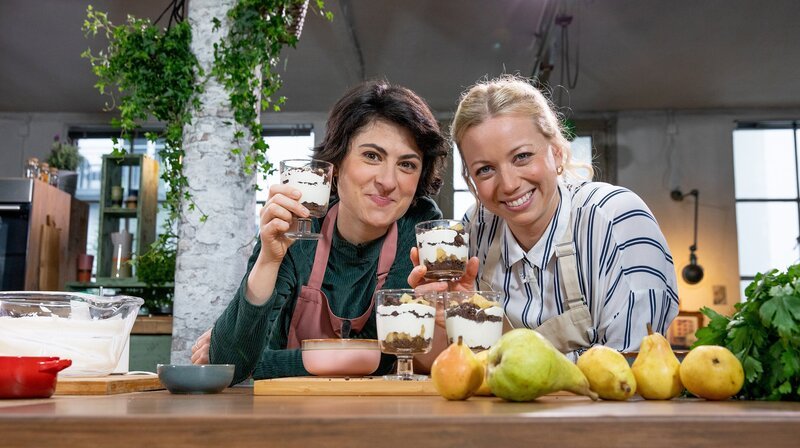 Theresa Knipschild (li.) und Zora Klipp (re.). – Bild: NDR/​Claudia Timmann