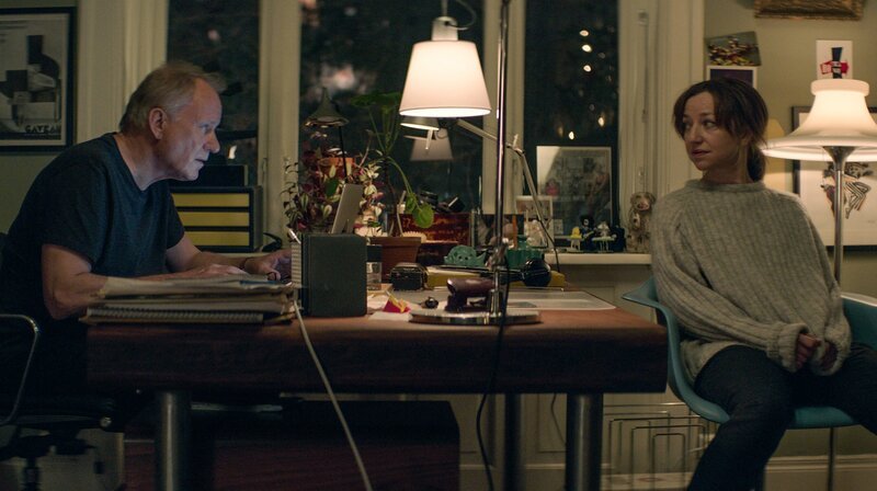 Anja (Andrea Bræin Hovig) und Tomas (Stellan Skarsgård) – Bild: NDR/​Motlys/​Manuel-Claro