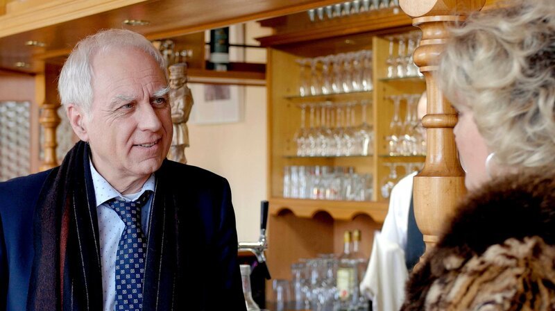 Lotti (Marion Mitterhammer) lernt den knochenharten Unternehmer Eddie (Bruno Jonas) kennen. – Bild: MDR/​Rokonstreetfilm